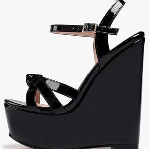 Gorgeous 😍 Pleather Sandal Wedges Women's Size 7